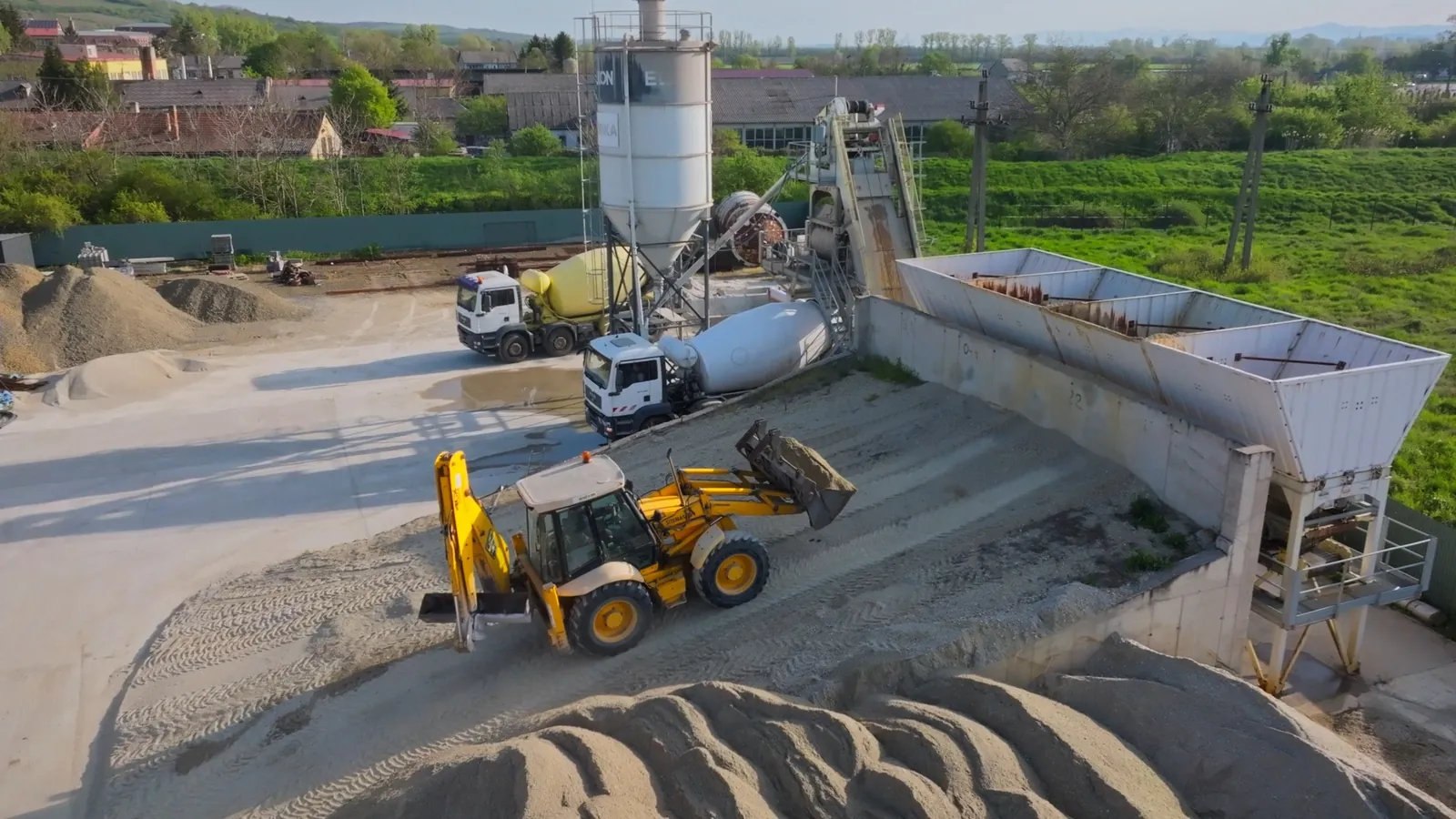 A betonüzem és a betonmixerek felülnézetből