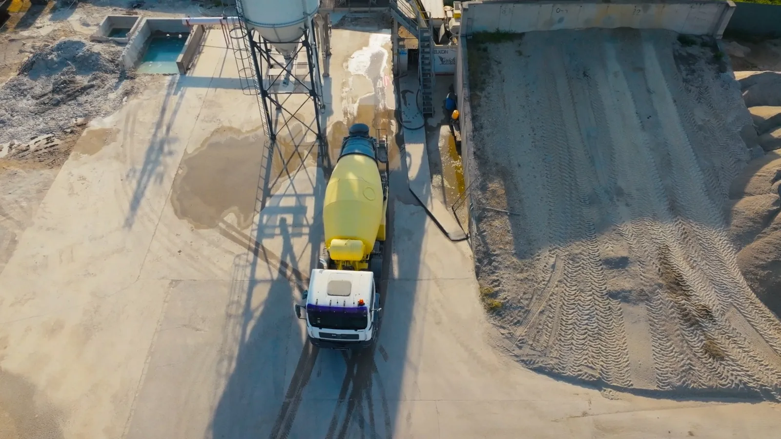 Betonmixer a telephelyen, felülnézet