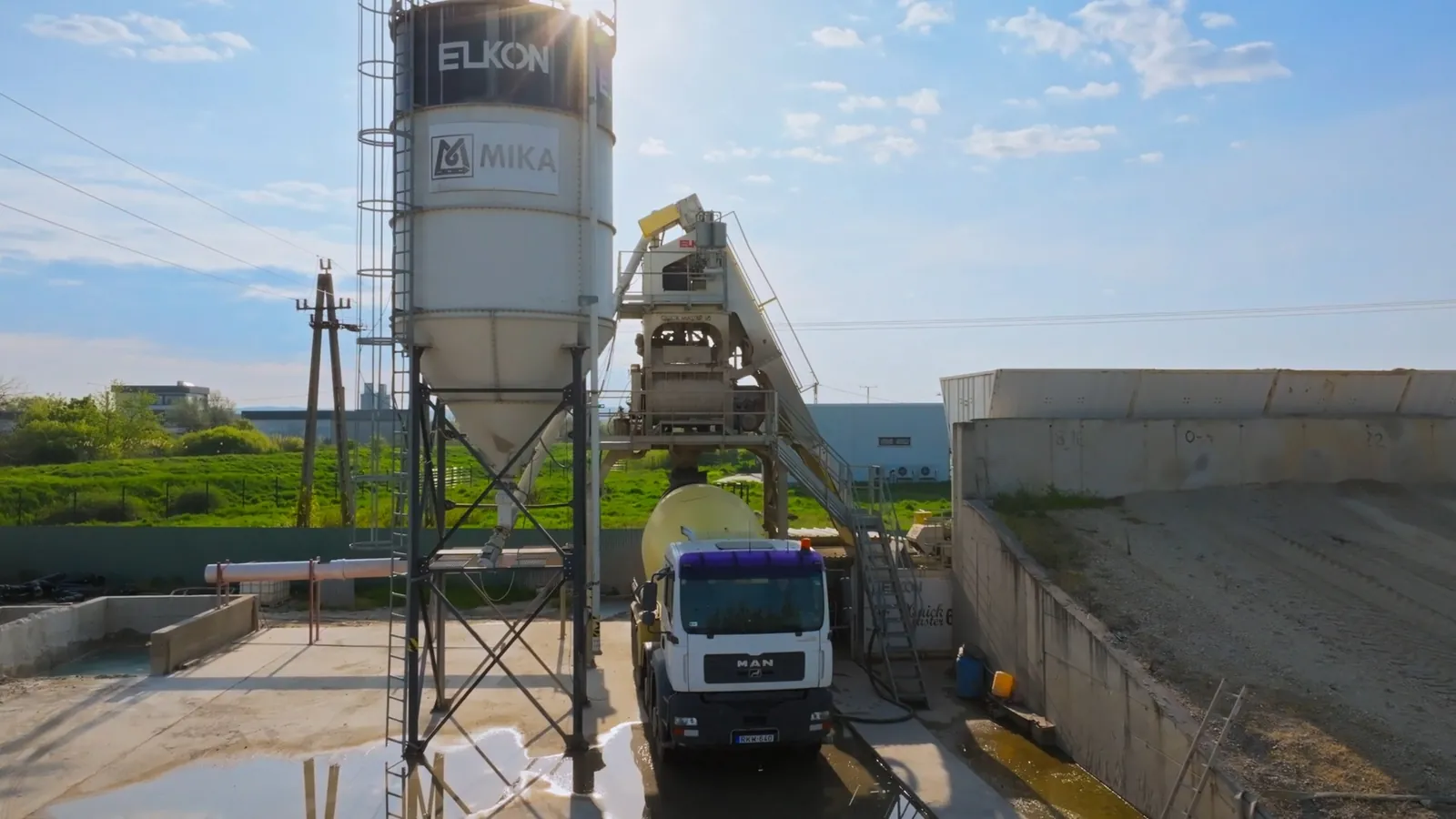 A Szikszó Beton betonüzeme: ELKON/MIKA cementsilók és betonmixer a telephelyen