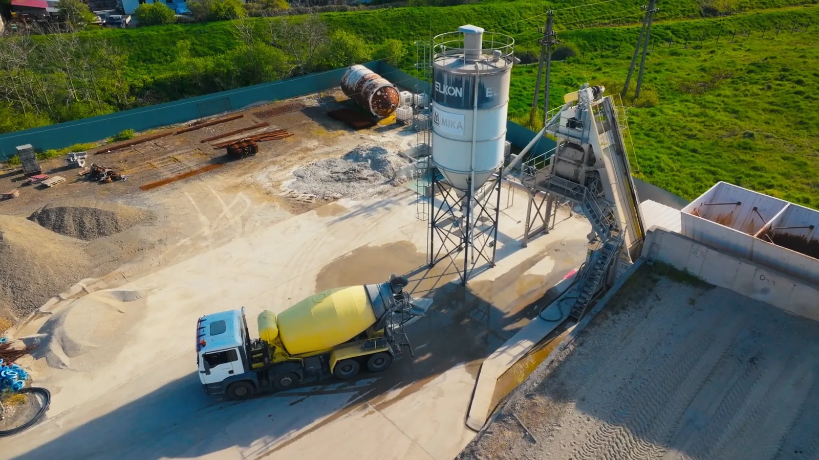 A Szikszó Beton betonüzeme: silók, keverő és betonmixer a telephelyen